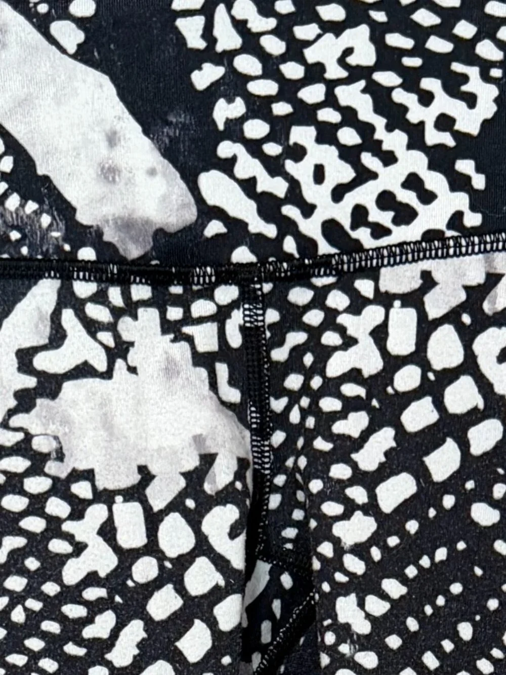Lululemon Black, White & Gray Patterned Crop Leggings Size 2 - 22